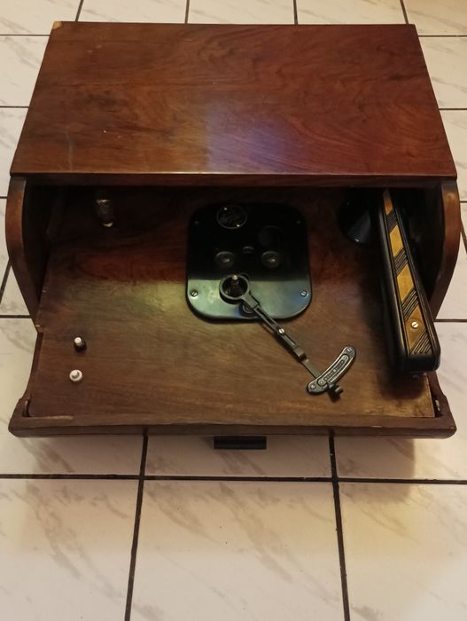 Стар, винтидж грамофон DUAL, Германия.