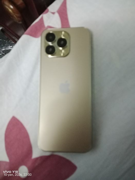 iPhone 14 madeli koʻrinishida knopkali telefon.