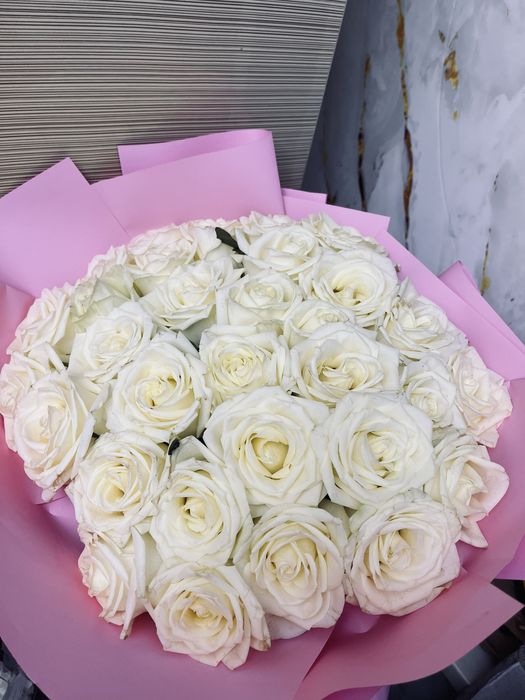 Белые розы свежие