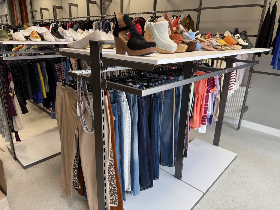 Vand Rafturi / Suport haine / imbracaminte magazin