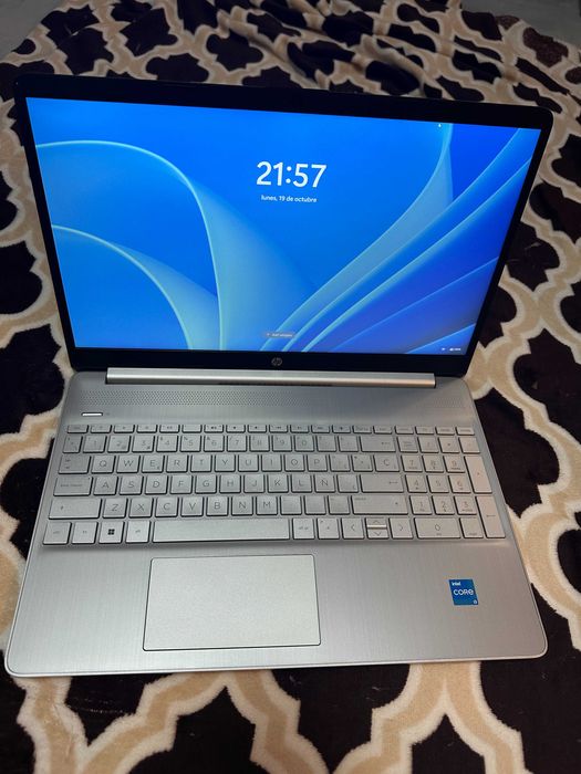 laptop HP 15s-fq2xxx, i3 gen 11, impecabil , slim