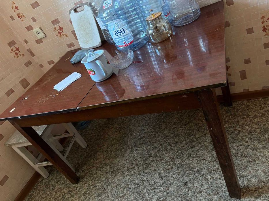 Тахта 2 шт. Полированные. Люстры. Столы.