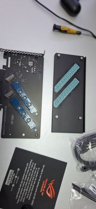 Adaptor PCIe pentru SSD-uri M.2 NVMe. ASUS ROG Hyper M.2 Card