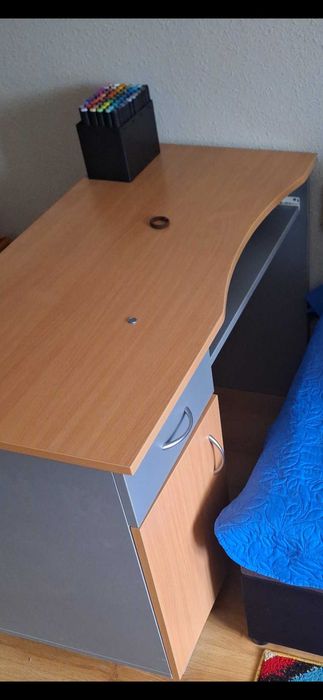 Детско бюро с плъзгащ плот за клавиатура.