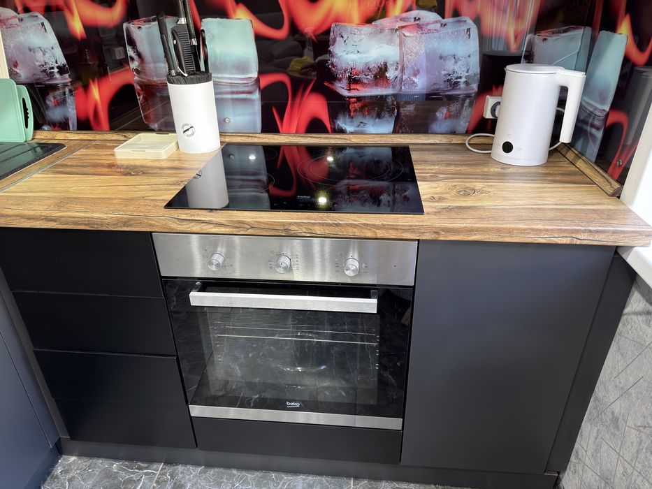 Кухонный гарнитур угловой вместе с вытяжкой и раковиной