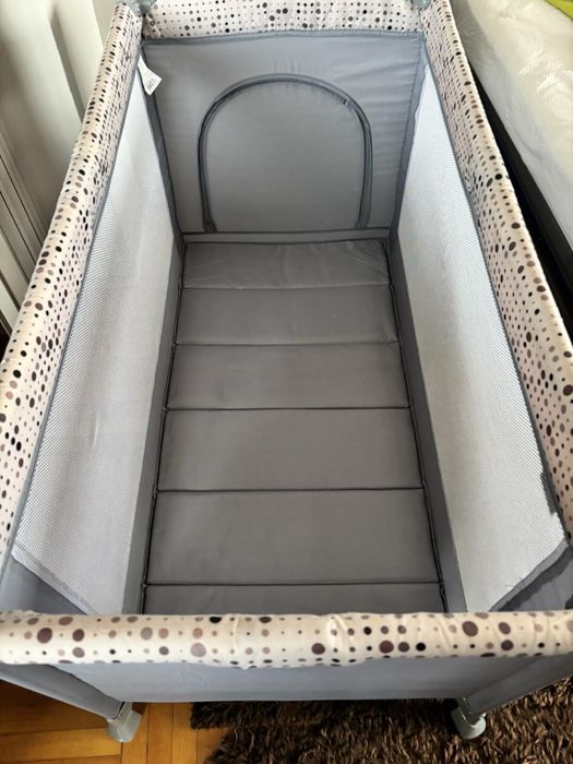 Продавам чисто нова бебешка кошара