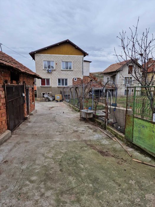 Масивна къща в село Галиче