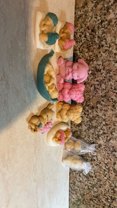 Realizez decoratiuni handmade din ceara naturala