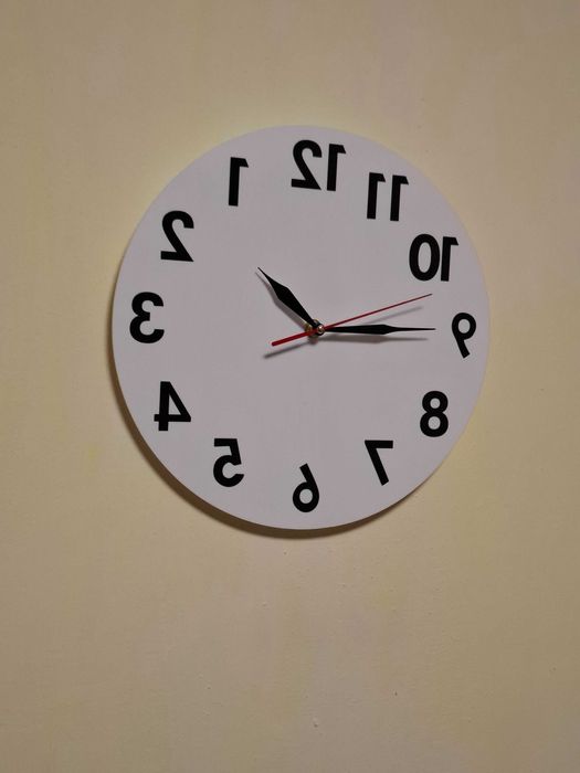 Ceas de perete alb cu cadran oglindit pentru frizerii si saloane