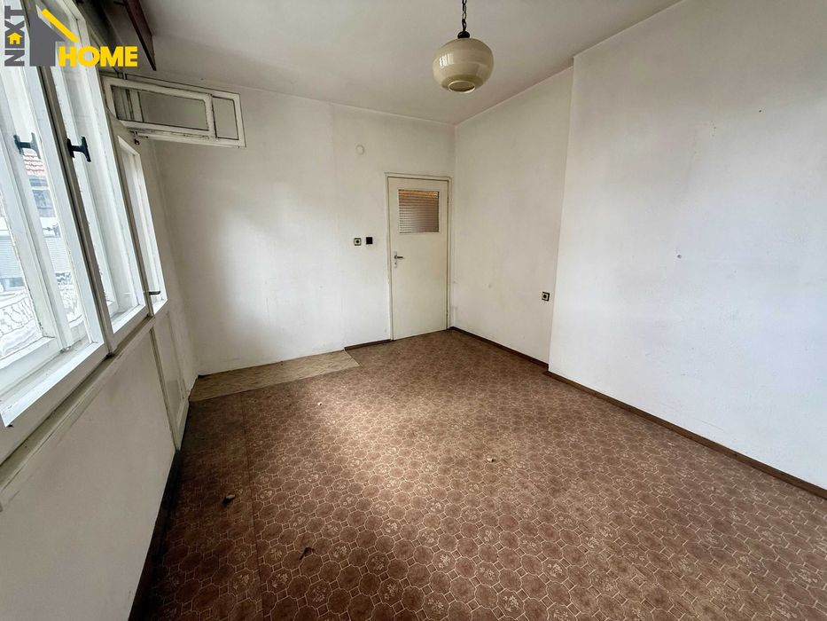 Просторен тристаен апартамент (етаж от къща) до стадиона