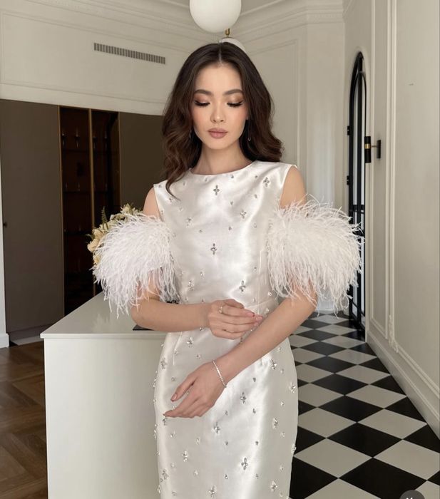 Платье с перьями