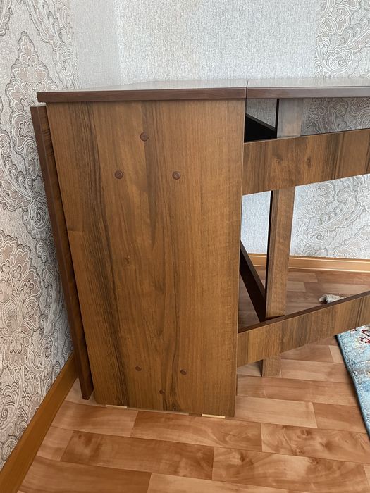 Продаю срочно стол