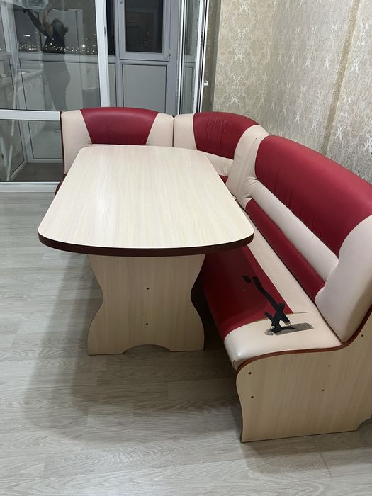 Угловой кухонный диван  3000, стулья 4шт по 1000,