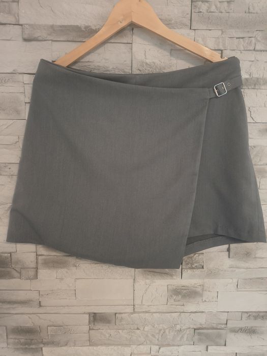 Fustă pantaloni nouă