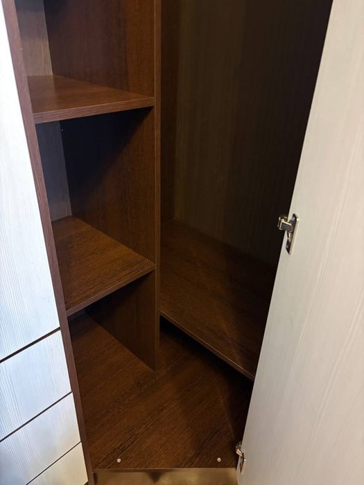 Угловой шкаф в комнату