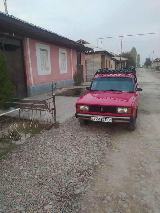 Vaz 2104 sotiladi.