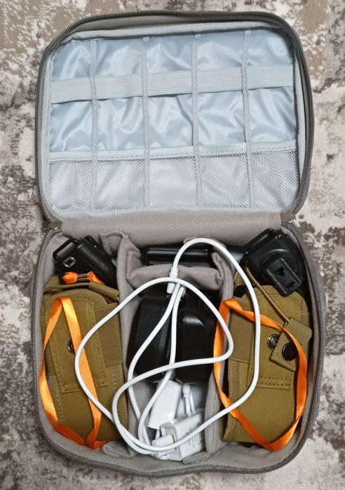 Două stații radio KSUN X-M6,PMR 446,cu 4 baterii și multe accesorii