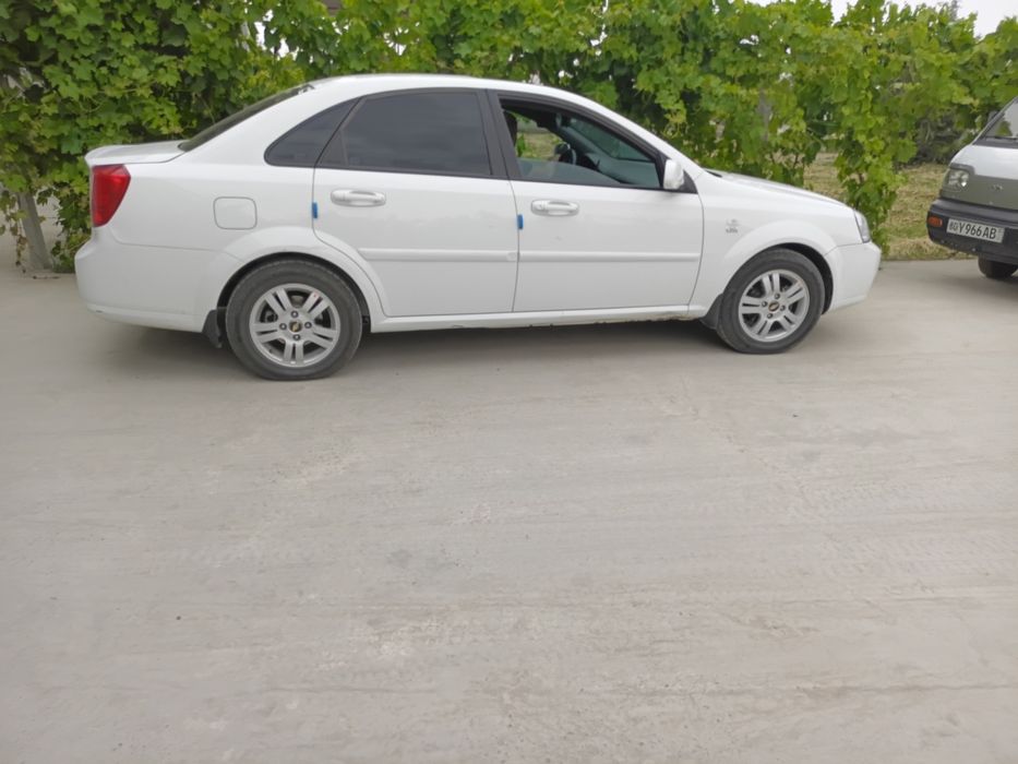 Lacetti 1.6 srochno sotiladi