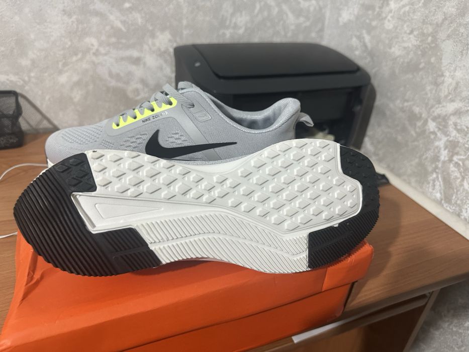 Кроссовки 41-42 размер не ношеные