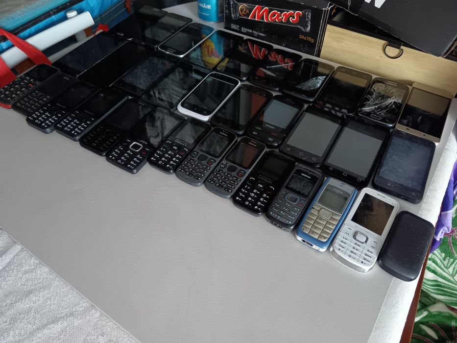 Lot telefoane butoane etc