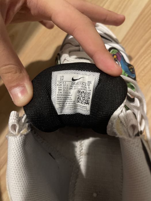 Adidași Nike Uptempo.