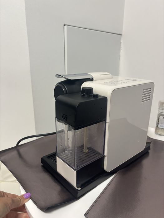 Кафемашина с капсули Nespresso Lattissima touch