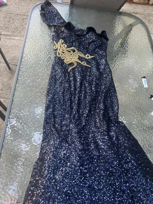 Официална рокля дълга е едно рамо.