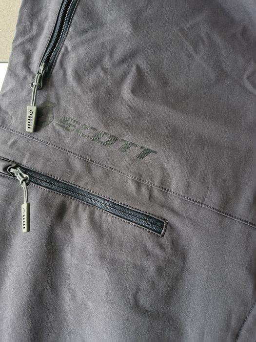 Pantaloni Ski Scott
Marime S
Impermeabilitate 10 000 mm
Re