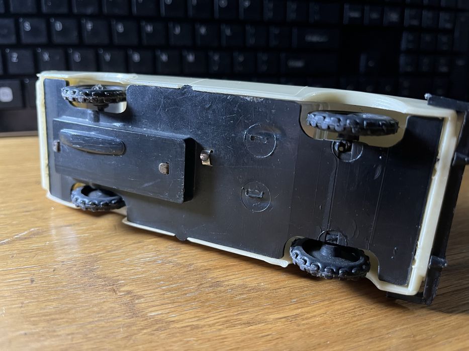 Jucarii vechi romanesti ambulanta si masinuta de curse