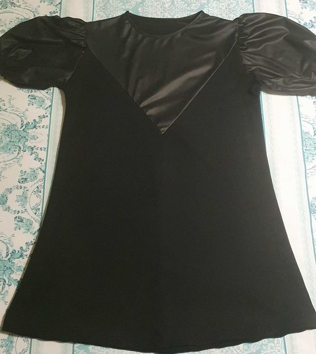 Рокля с кожени ефекти