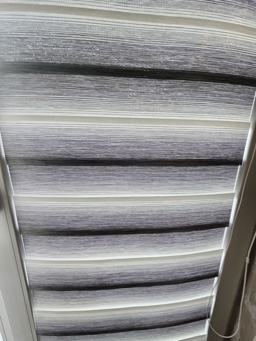 Щори ден и нощ. Ширина 53см. Дължина 158см.
Цвят - преливащо сиво.