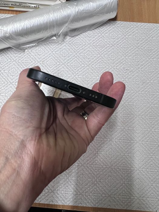 Iphone15 de vanzare putin utilizat ! Este perfect functional! Spart ecran, doar  sticla