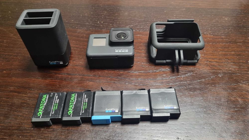 Vand Camera GoPro 7 (defecta) + Incarcator dublu + 5 acumulatori