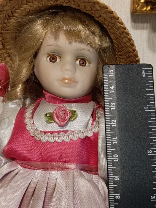 Кукла фарфоровая.