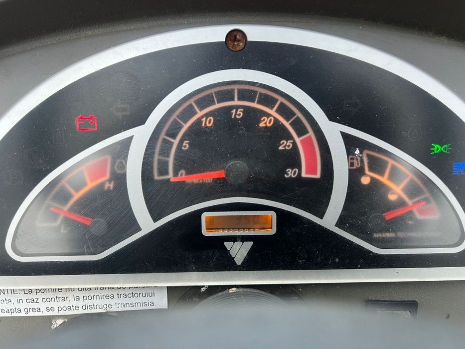 Vând tractor funcționează impecabil