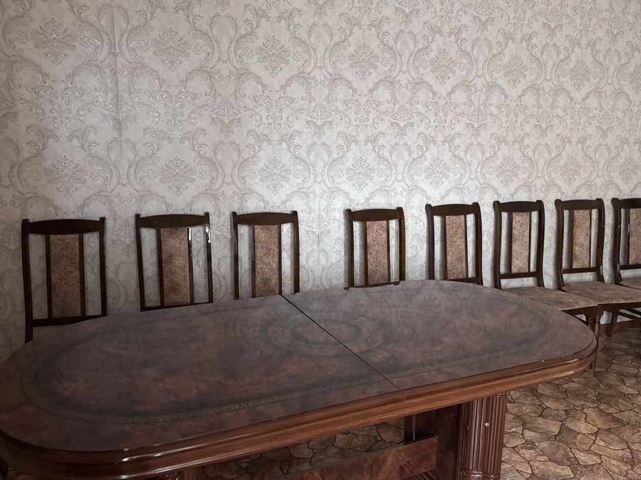 Стол со стульями