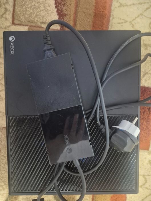 Consola Xbox One Fat (1TB) + Controller-ul Xbox Elite Series 1 + Husa și accesoriile
