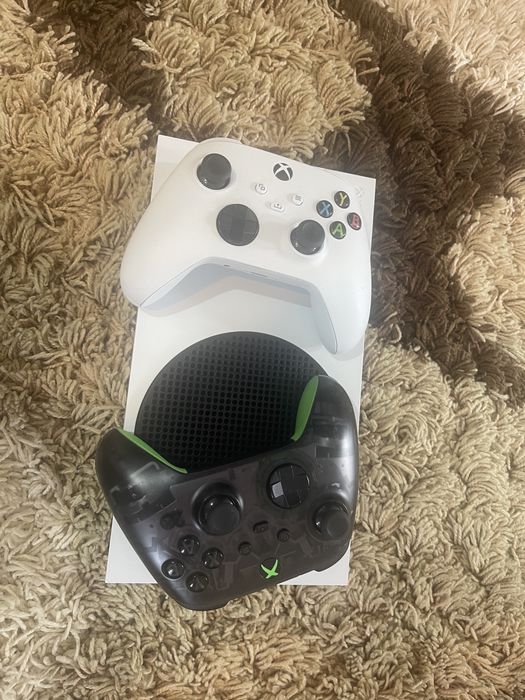 Vând xbox seria s de 1tb  cu 2 manete