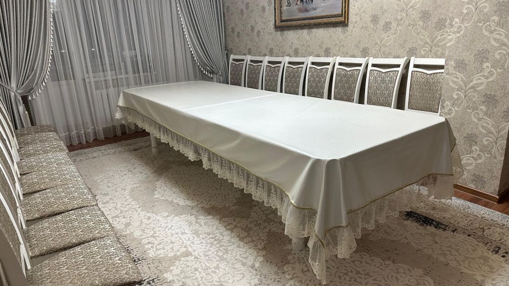 Большой гостевой стол с комплектом стульев
