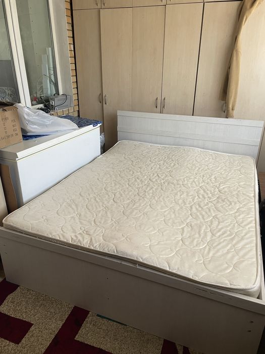 Продам кровать двухспальнюю с матрасом