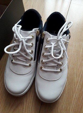 Vând adidaşi NOI din piele naturală Timberland nr 41,5