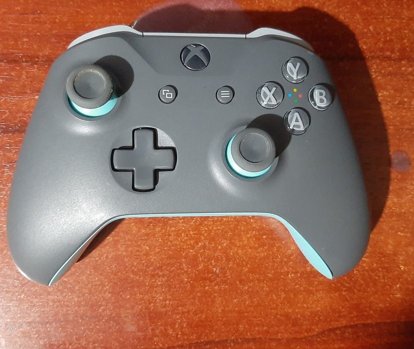Vând manetă originală în stare bună de Xbox One