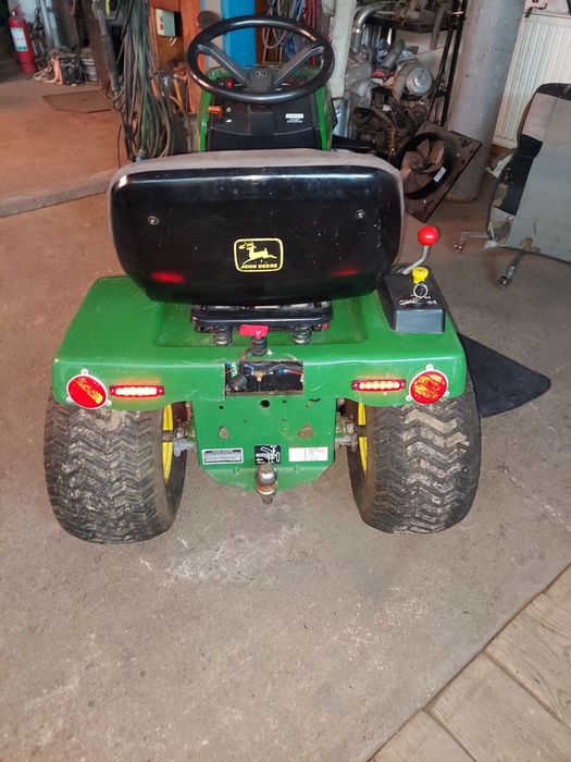 Tractoras tuns iarba