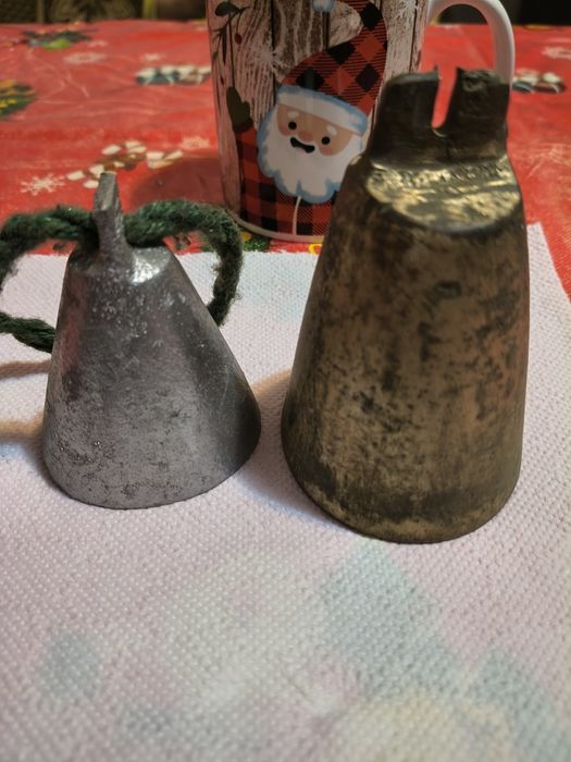 Vind doua clopote ( unu de bronz și unul aliaj )