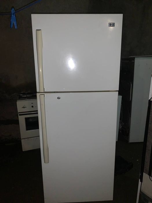 Холодильник сотилади ишлиди айби йок тоза