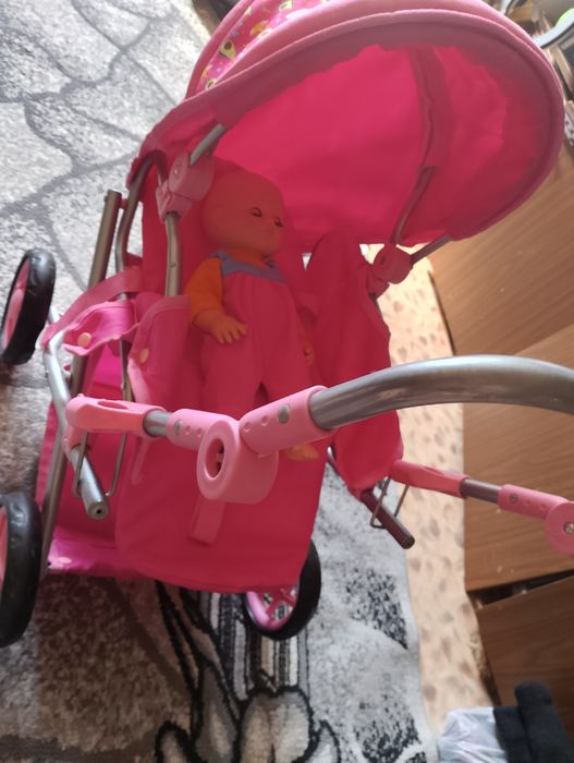 Детская коляска с куклой
