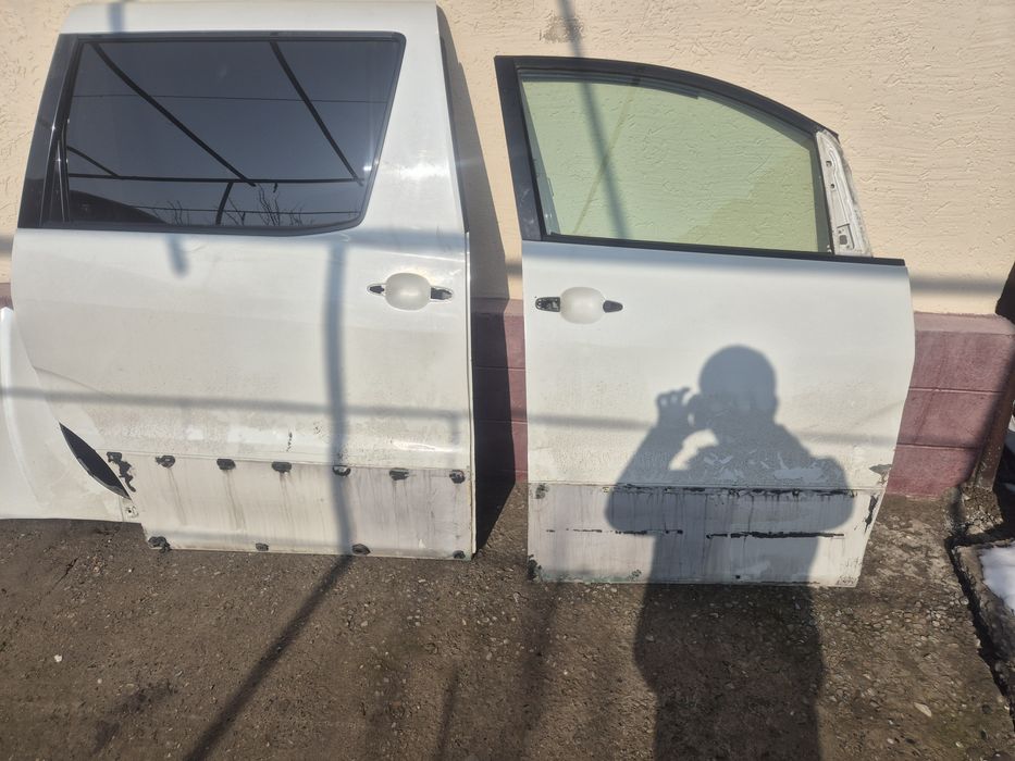 Toyota alphard  Есик крила