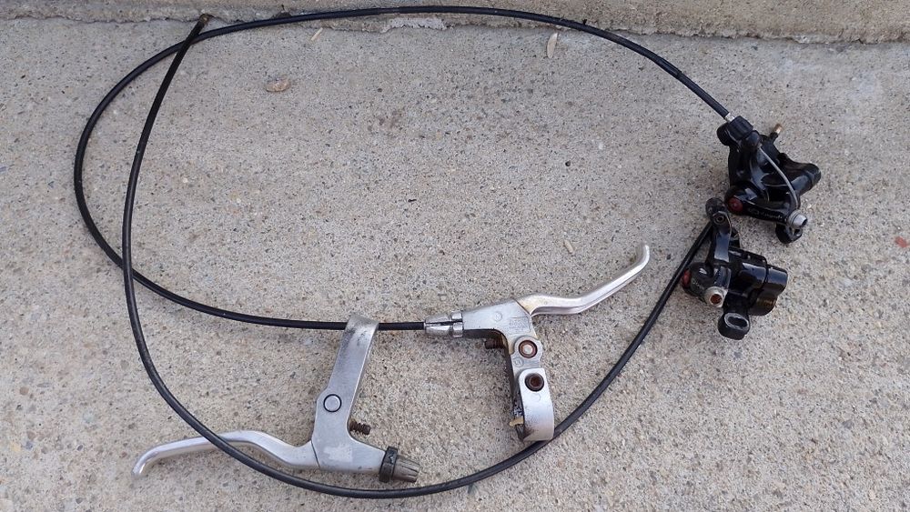 Vând  suporturi de pahare,maneta frana dreapta nouă mt-401 frâne pe disc pe cablu Shimano etrier Shimano mt 200, si portbagaj de bicicleta