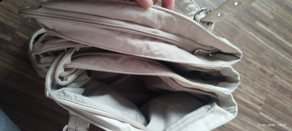 Бяла кожена чанта