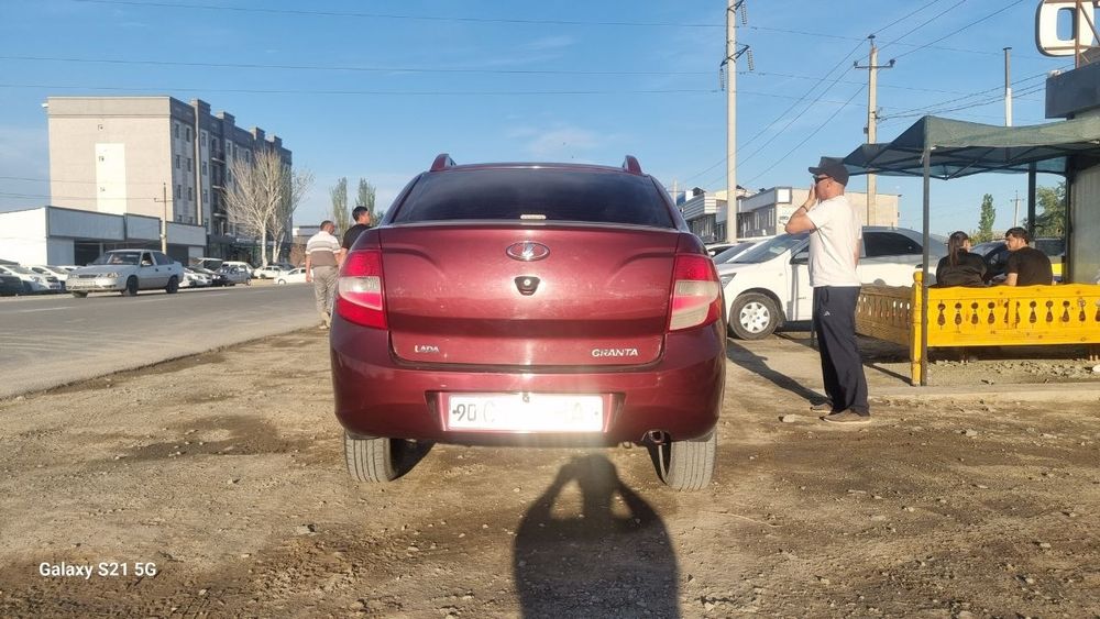 Lada grand avtomobili sotiladi